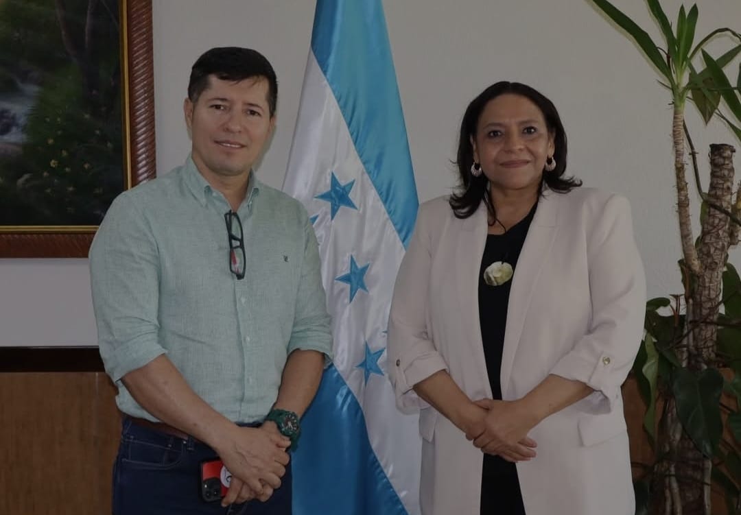 La SAG recibió al alcalde de Santa Bárbara, Edgardo Barahona...